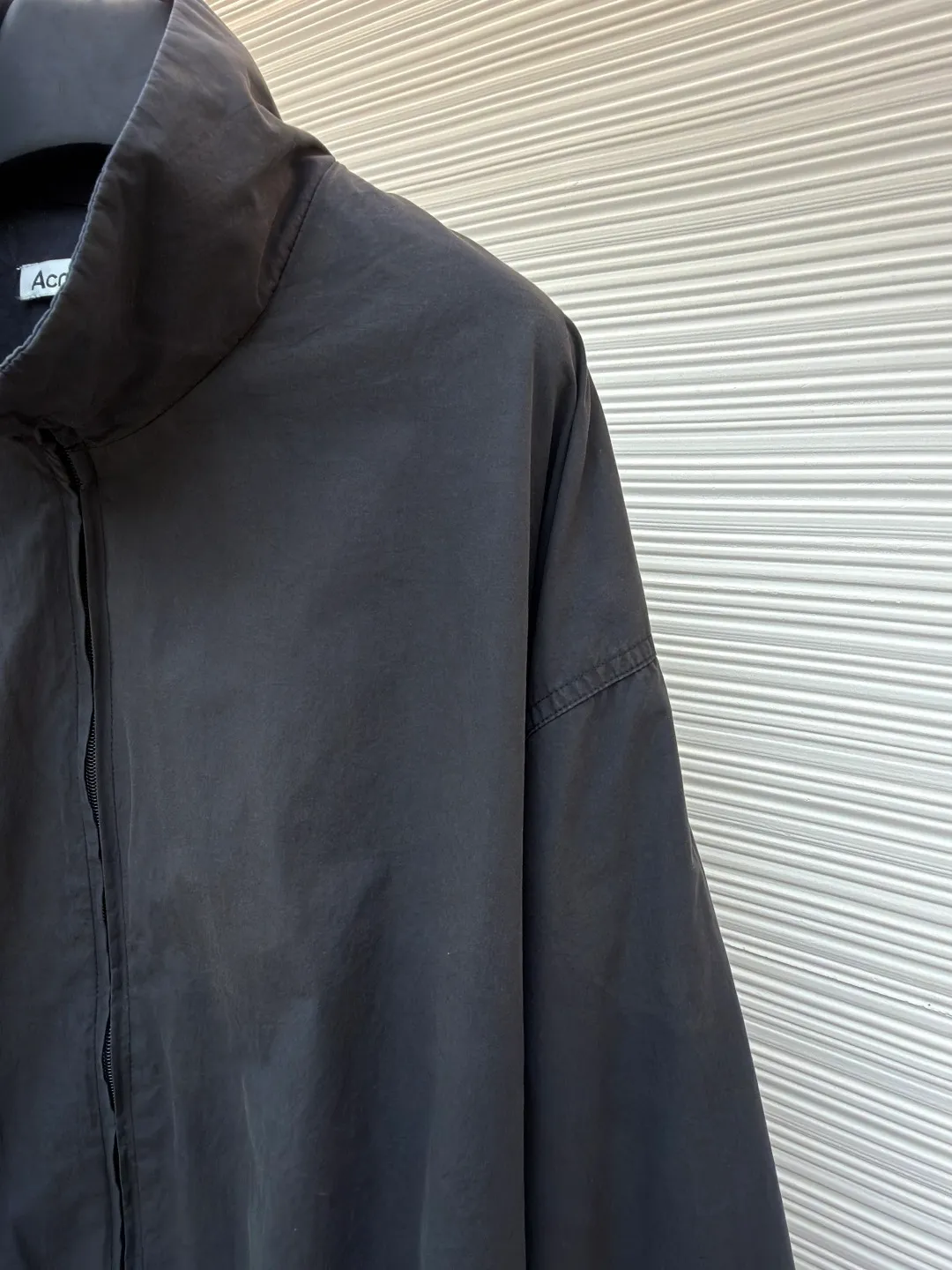 Acne Studios contrasting logo zipper jacket ●Original version: Purchased and developed for 6500 ●Item number: 1681084-B45 ●Material: Illusion elegant cotton fine woven silk fabric ●Technology: Solid printing production ●Version: Loose fit ●Weight: about 600 grams ●Size: 42-44-46-48 ●Description: Customized Illusion elegant cotton fine woven silk, soft and silky, comfortable and close to the skin, with aged black as the color The inadvertently smudged distressed effect meets the carrier of retro sentiments. The panel decorations are displayed in a homogeneous manner. It is embellished with the eye-catching Acne Studios 1996 contrasting logo on the back panel. It has a retro charm and exudes a modern simple fashion sense. The elastic cuffs and hem design cleverly outline the body lines and reveal a sense of high-end that cannot be ignored in the casualness. It is the most stylish fashion pioneer on the street, using solid printing. The chest printing has been modified by the film screen three times. Use glue liquid paint to print the pattern on the fabric, bake the fabric to fix the printed pattern, and use the gradient spraying process to make the clothes appear rich in color under different lights and increase the visual layering. Heavy washing uses a special solution to remove stains and slight fading, and then snowflake washing uses strong washing to remove fading and make the color more uniform. The hem is made at one time using a three-needle waist-stretching machine. The machine's special needle position and feeding mechanism are used to sew the elastic band and the fabric together in the same process. The three-needle design is stronger and can evenly distribute pressure to ensure that the elastic band and the fabric are tightly fitted. The overall wiring is straight and delicate, the fabric is comfortable and soft, and the color is consistent without color difference. It can be matched with the same style to create a fashionable look and control various occasions. Customized accessories, complete with three standards, same style for men and women!